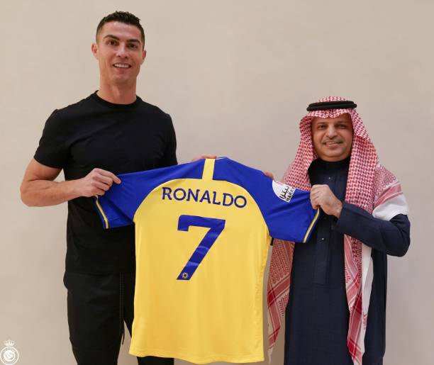 Thousands of Saudi fans cheer as Ronaldo unveiled at Al Nassr