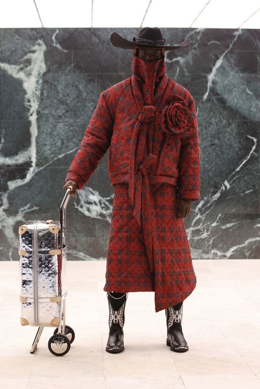 X \ Louis Vuitton على X: A reflective surface for a futuristic finish. A  Quilted Ski Jacket from the #LouisVuitton Men's Precollection evokes both  ski and space silhouettes. Find the Collection in